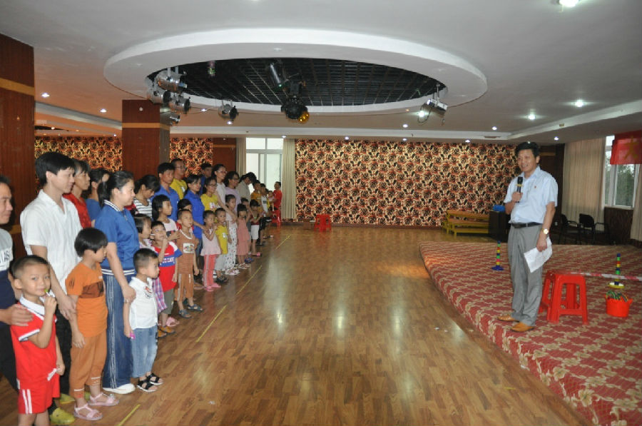 大手牽小手，攜手銀億向前走